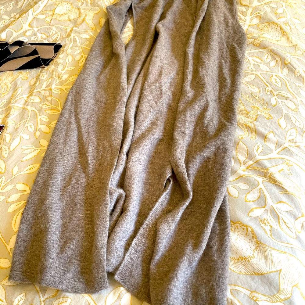 Cashmere vest with hood
